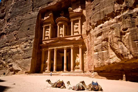 O Templo do Tesouro em Petra, na Jordânia, com camelos em primeiro plano