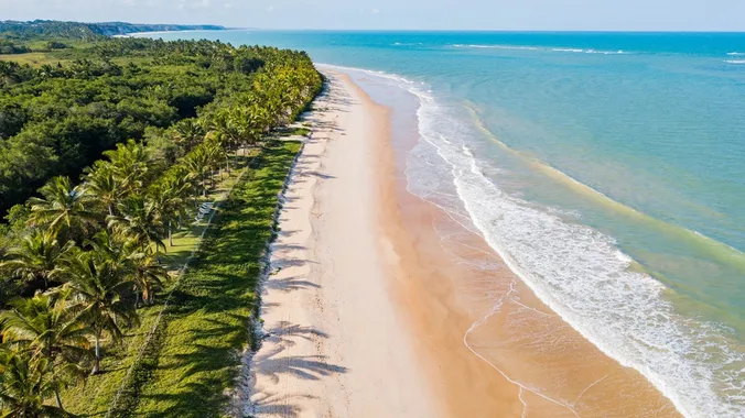 Visão aérea da praia de Porto Seguro com águas cristalinas