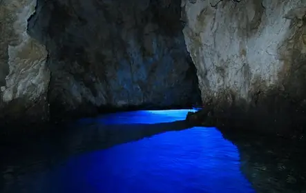 Passeio de lancha particular à Gruta Azul e 5 Ilhas