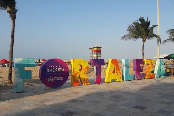 Letreiro da cidade na Praia de Iracema, em Fortaleza