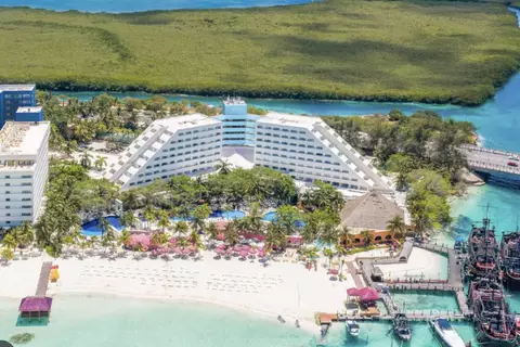 Pacote - Cancún - Voo + Suíte no Oasis Resort (All Inclusive) - 2024 e 2025