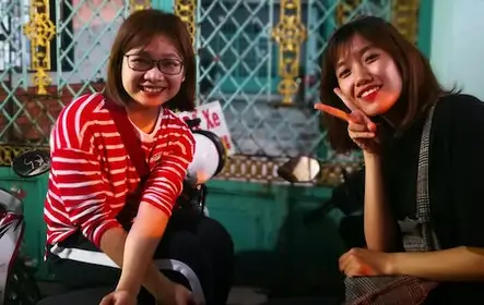 Passeio gastronômico pela ilha secreta à noite na cidade de Ho Chi Minh
