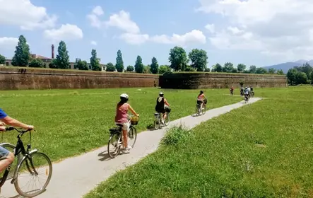 Tour guiado en bicicleta eléctrica por Lucca y las murallas