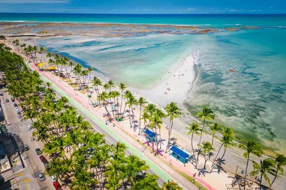 Vista de cima do Caminho de Moises na Praia de Ponta Verde, em Maceió